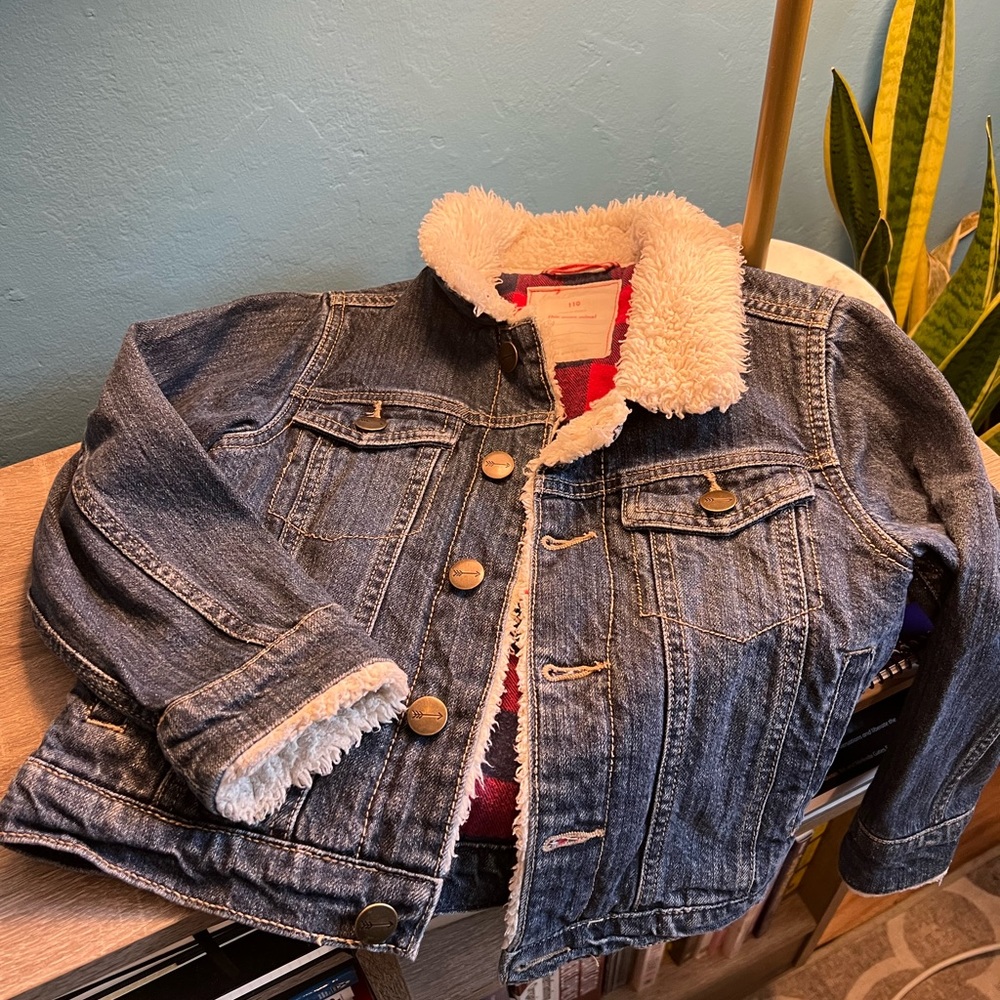 EUC Flannel lined denim jacket. Fleece collar to keep your littles’ neck toasty.